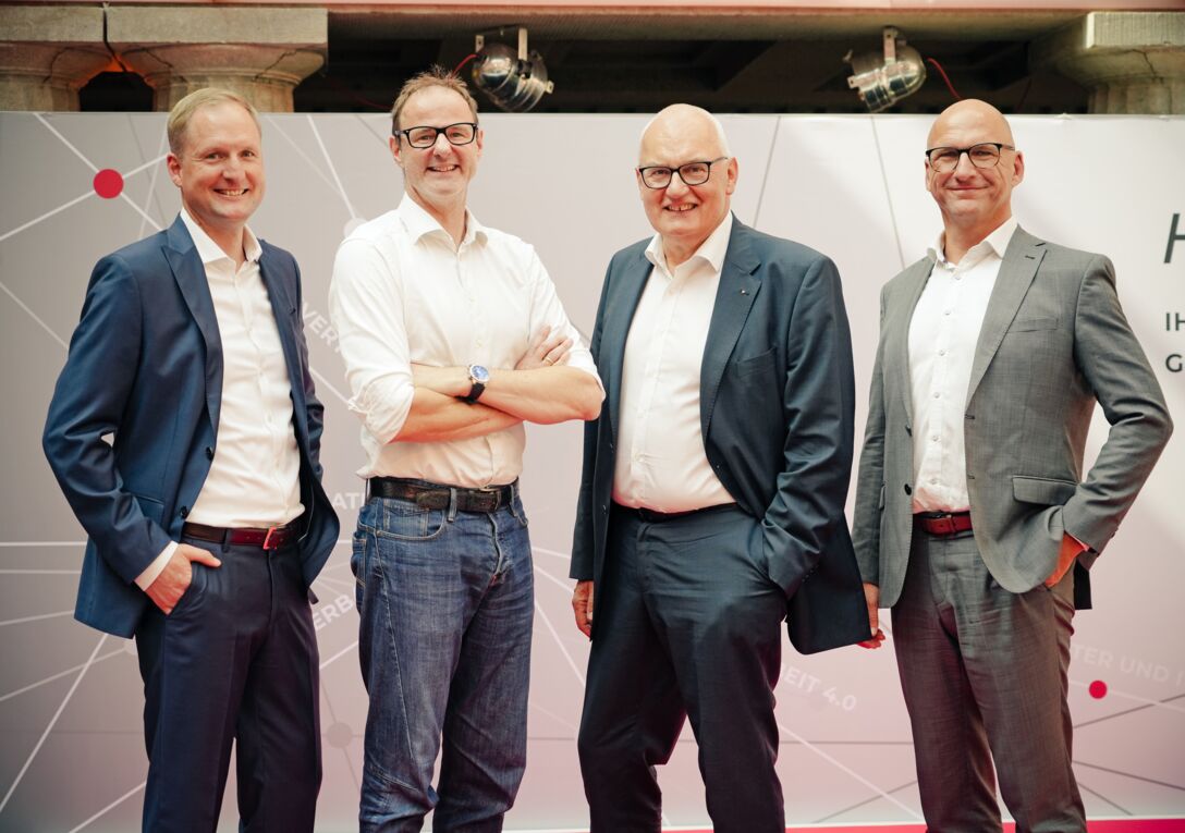 Von links: Nico Schmäling (Vorstandsvorsitzender HM OF/OH), Vince Ebert, Joachim Jungbluth (Geschäftsführer HM OF/OH), Jörg Hermann (zukünftiger Geschäftsführer HM OF/OH)