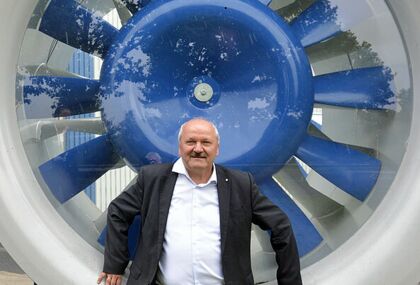 Beeindruckend: Hartmut Brandau am größten Lüftungsventilator von Trox, der direkt am Werktor steht.