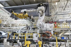 Vollautomatische Produktion: Die großen Roboter von ABB sind bei nahezu jedem Autohersteller in Europa zu finden. Bild: ABB