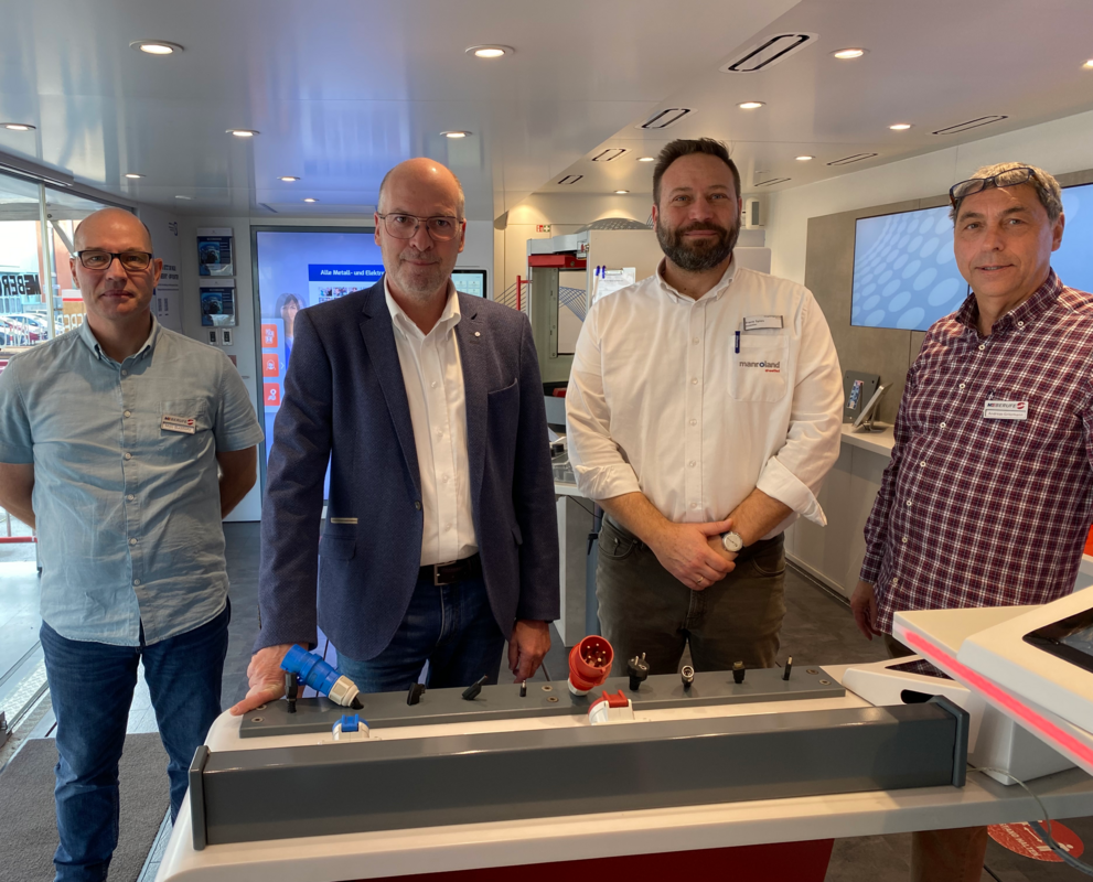 Von links: Marc Buchholtz (InfoTruck-Team), Matthias Derzbach (Head of Training Centre Manroland), Frank Spies (Ausbilder Manroland), Andreas Gritzmann (InfoTruck-Team).