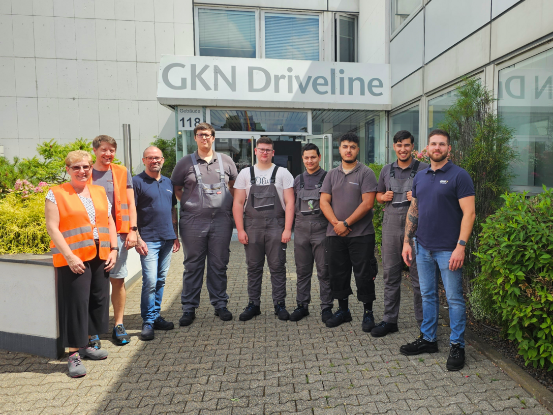 Von links: Lehrkräfte der FES Mühlheim, Ausbilder und Auszubildende von der GKN Driveline GmbH.