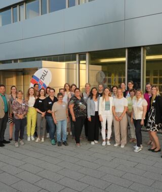 HMFF-Teilnehmerinnen gemeinsam vor dem Hauptsitz von Poly-clip System in Hattersheim