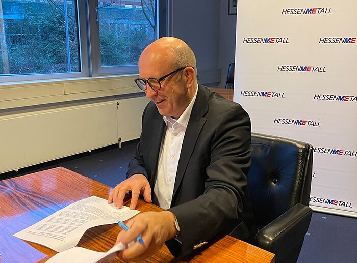 Dirk Pollert unterzeichnet die  Kooperationsvereinbarung