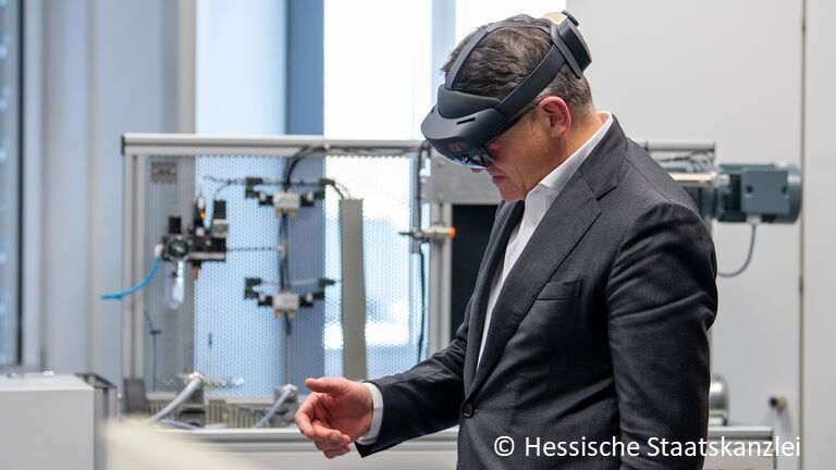 Boris Rhein testet die Augmented Reality-Technik (Foto: Hessische Staatskanzlei)
