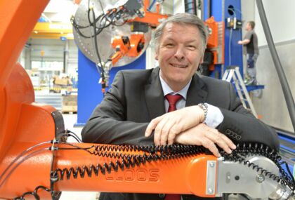 Im Herzen der Produktion: Sieghard Thomas an einer Roboter- Schweißanlage für Baumaschinen.