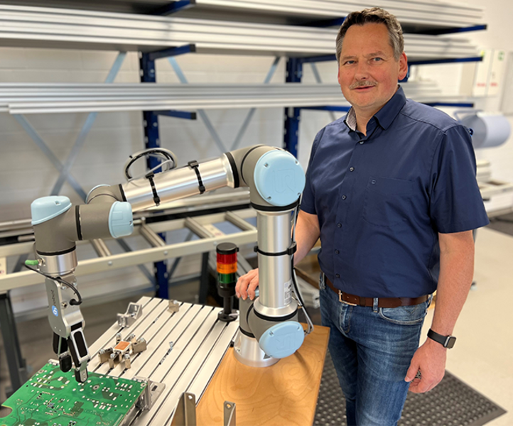 Geschäftsführer Jürgen Giesler an einem Leichtbau-Roboter: "Mit einem kollaborierenden Roboterarm kann man so gut wie alles automatisieren. Vom Kleben und Montieren bis zu Pick & Place kann ein Roboterarm Prozesse im gesamten Produktionsablauf effizienter