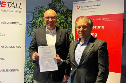 Dirk Pollert und Frank Martin unterzeichnen die  Kooperationsvereinbarung