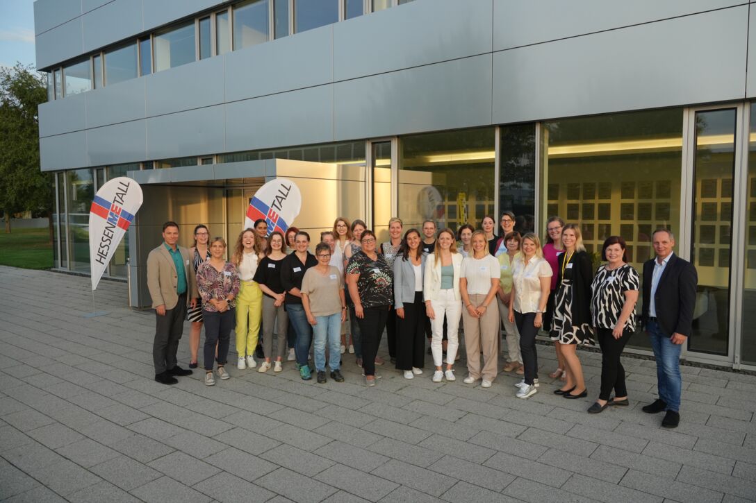 HMFF-Teilnehmerinnen gemeinsam vor dem Hauptsitz von Poly-clip System in Hattersheim