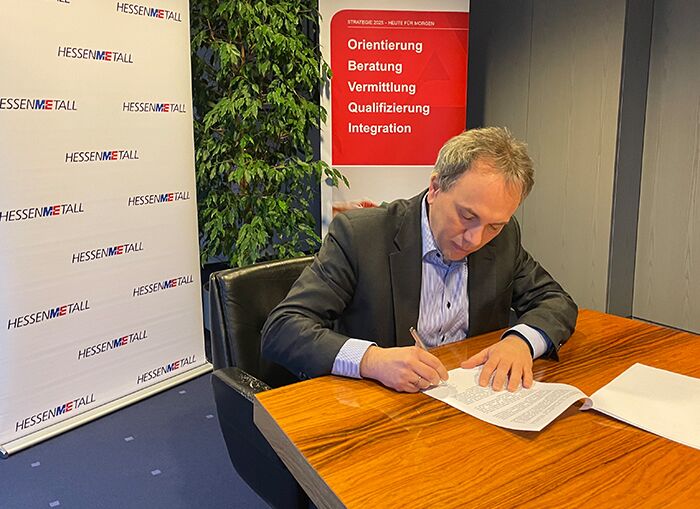 Frank Martin unterzeichnet die Kooperationsvereinbarung