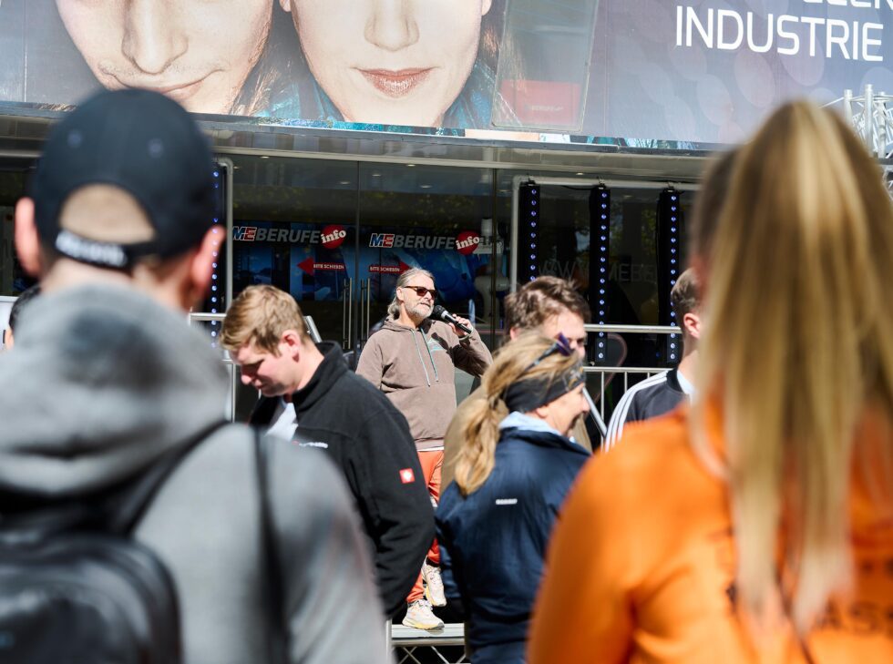 Sportpsychologe Prof. Dr. Oliver Stoll motivierte die Teilnehmer vor dem Start des Firmenlaufs, bevor er dann selbst für das HESSENMETALL-Team an den Start ging. (Foto: Tanja Jürgensen)