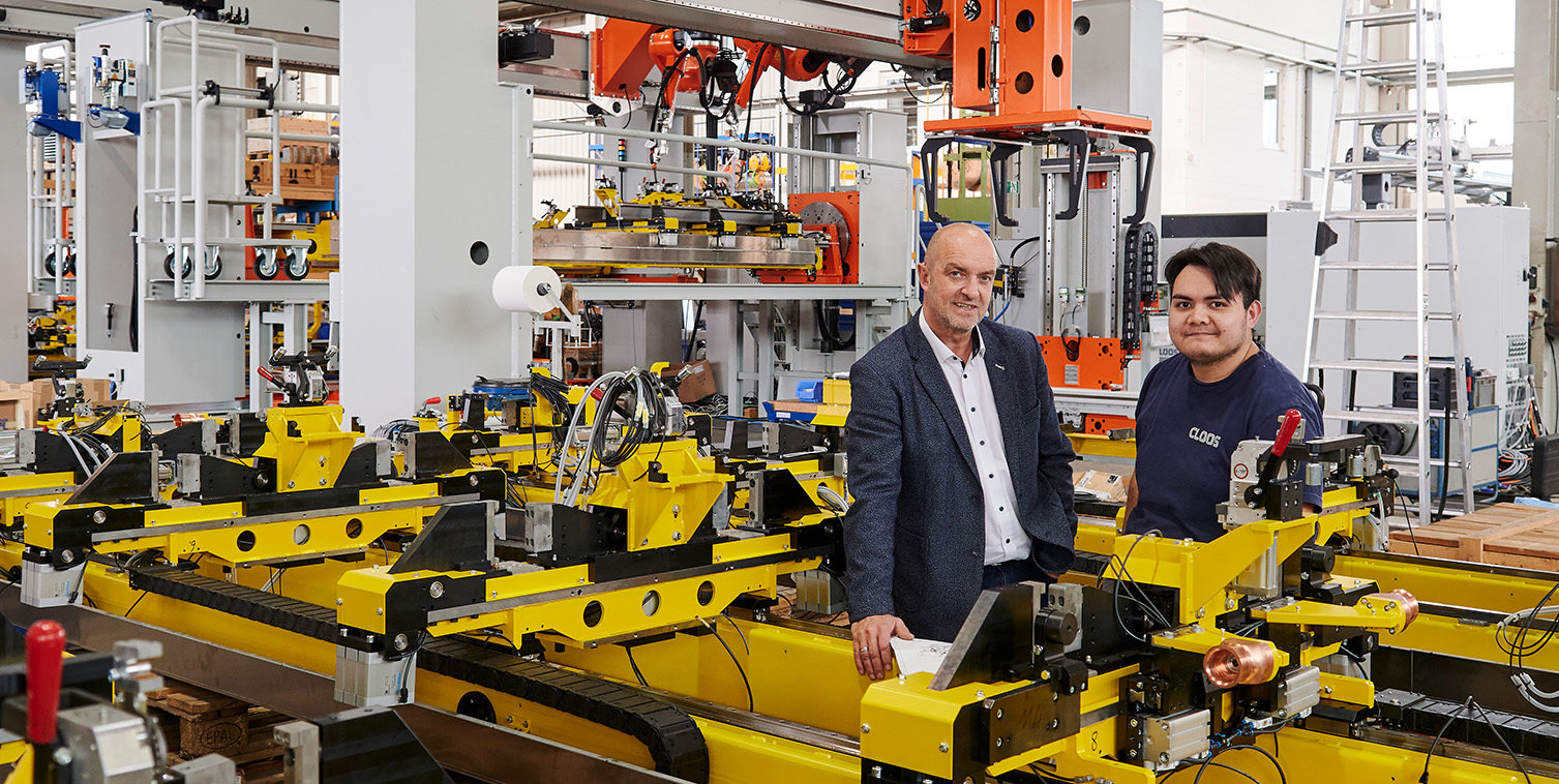 Oft und gern in der Produktion unterwegs: Stephan Pittner, hier im Gespräch mit einem Elektriker für Betriebstechnik