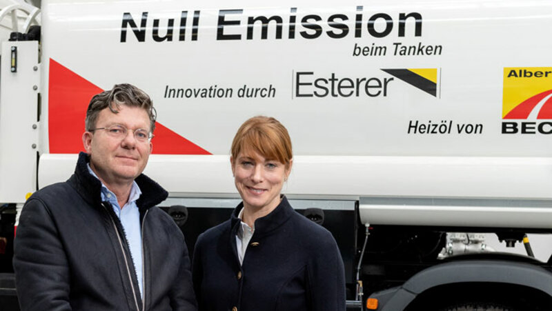 Elektro statt Diesel: Julia Esterer übergibt den ersten Tanklaster, der emissionsfrei und leise betankt, an Dirk Lassen-Beck von Albert Beck, Kassel.